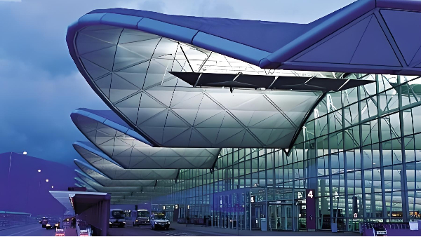 香港國際機(jī)場防撞欄飾面工程